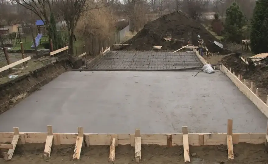 Jaki beton na fundament - C20/25 czy C25/30? Jak uniknąć błędów?
