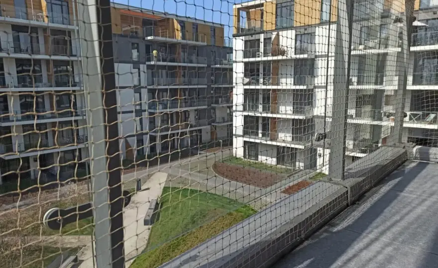 Ile kosztuje montaż siatki na balkonie - Poznaj realne koszty