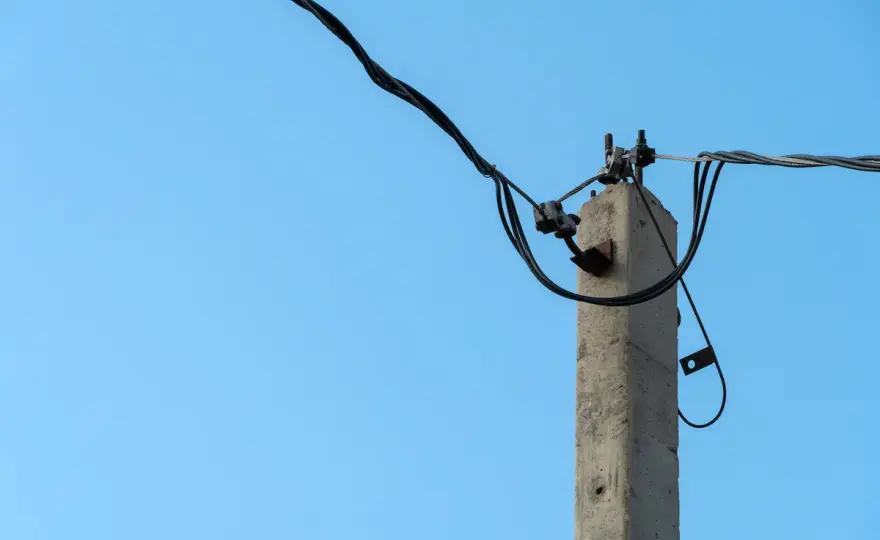 Stary słup energetyczny na działce - zasiedzenie i prawa właściciela