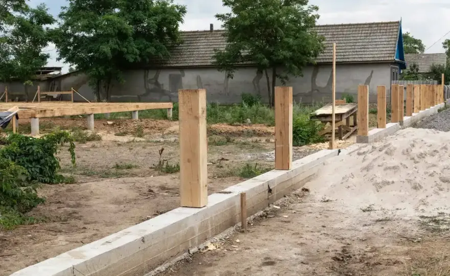 Fundament pod ogrodzenie - Jak uniknąć pęknięć i błędów po zimie?