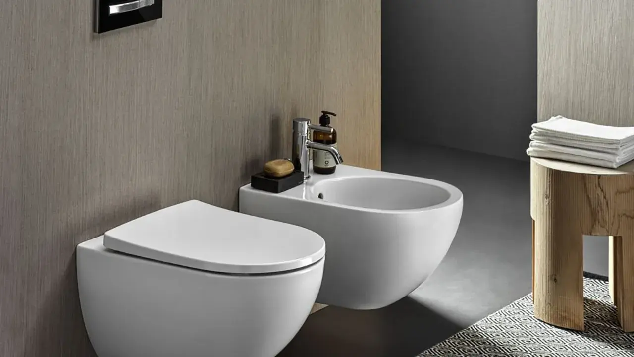 Nowoczesna łazienka z miską ustępową i bidetem. Zastanawiasz się bidet co to? To urządzenie do higieny intymnej.