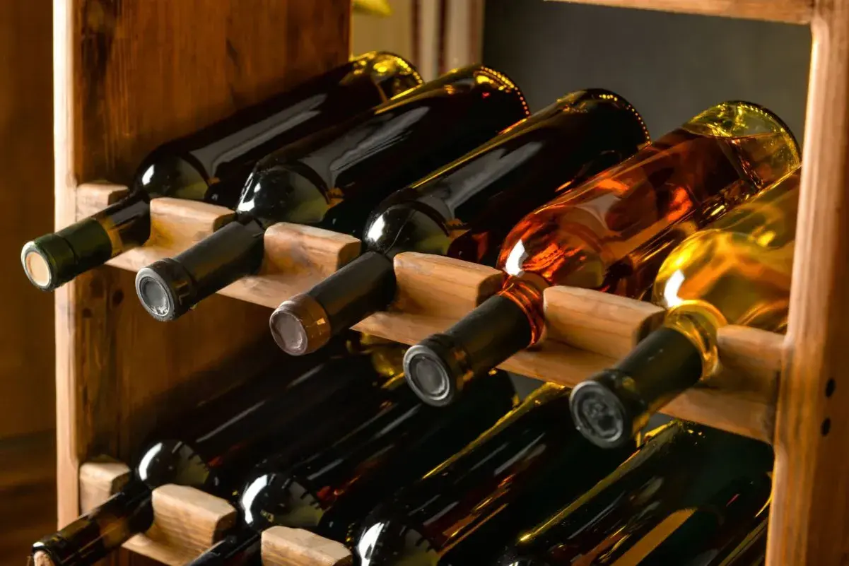 Jak zrobić regał na wino - proste sposoby na wyjątkowy projekt DIY