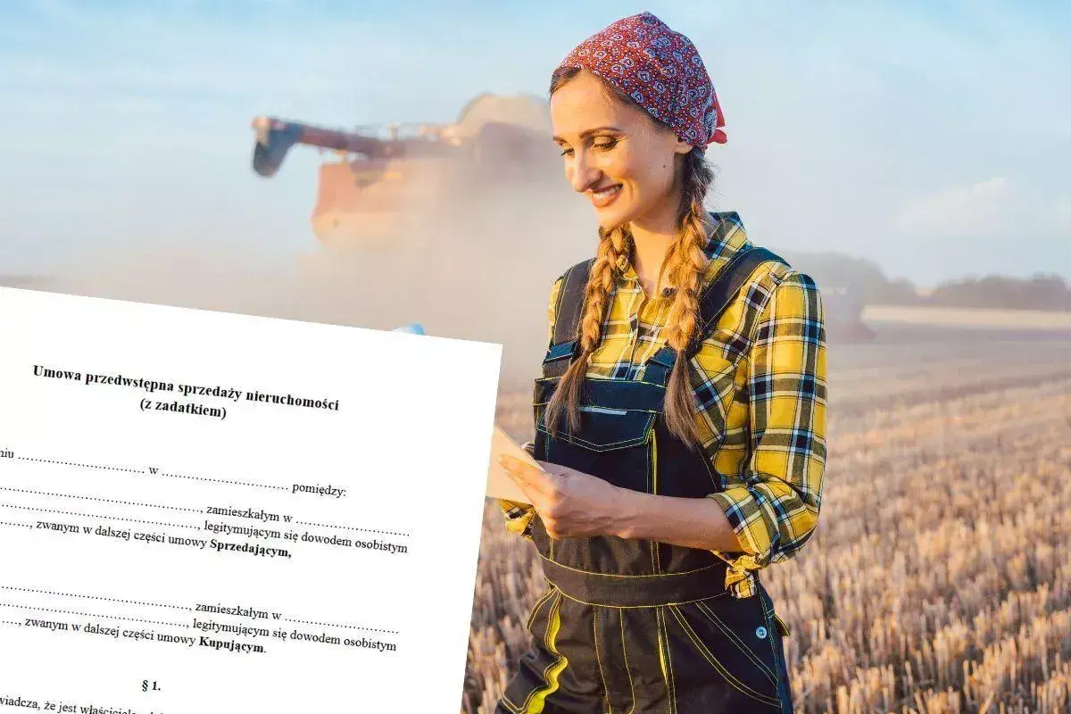 Uśmiechnięta rolniczka w kombinezonie trzyma dokument "Umowa przedwstępna sprzedaży nieruchomości" na tle żniw.
