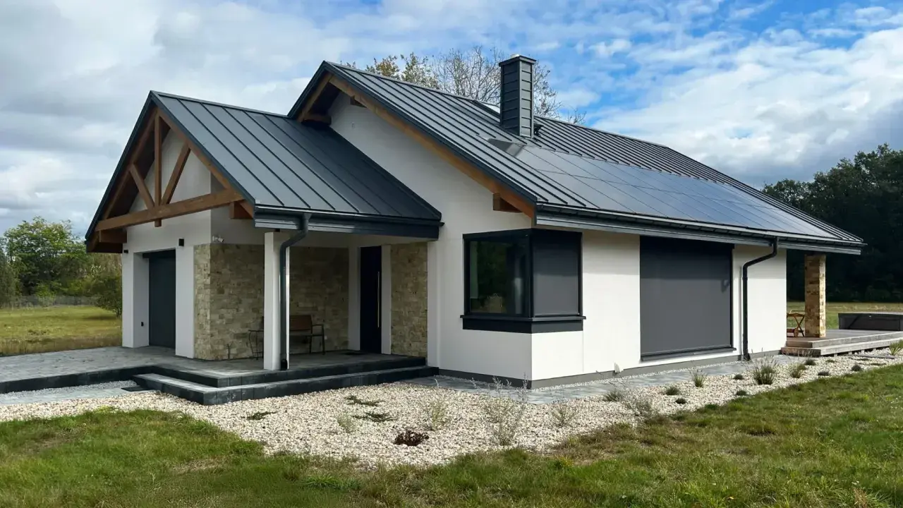 Nowy, nowoczesny dom z kamiennymi detalami i panelami słonecznymi. Czas na odbiór domu i cieszenie się nowym miejscem!