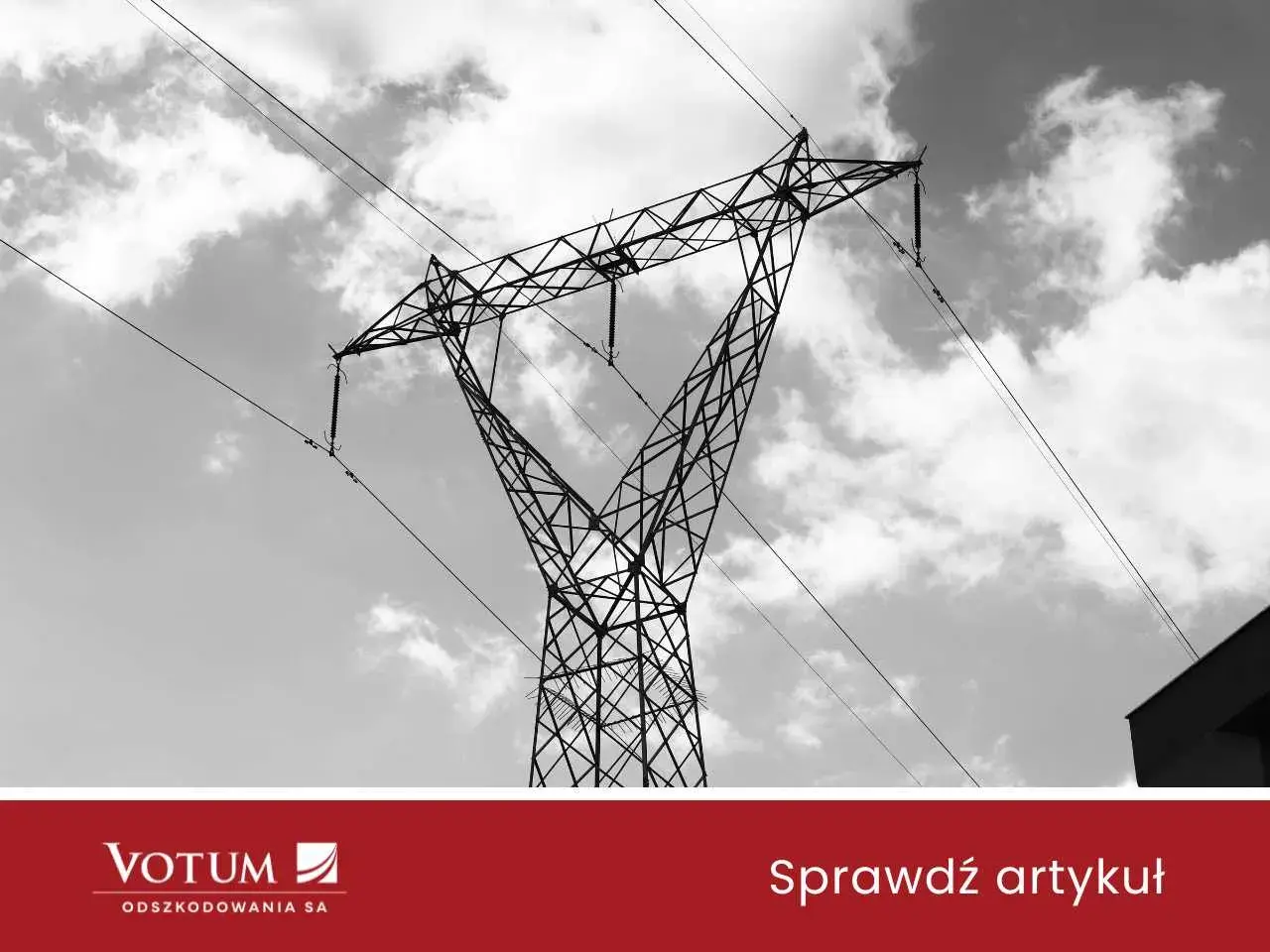 Wysoki słup energetyczny na działce, z liniami przesyłowymi na tle chmur.