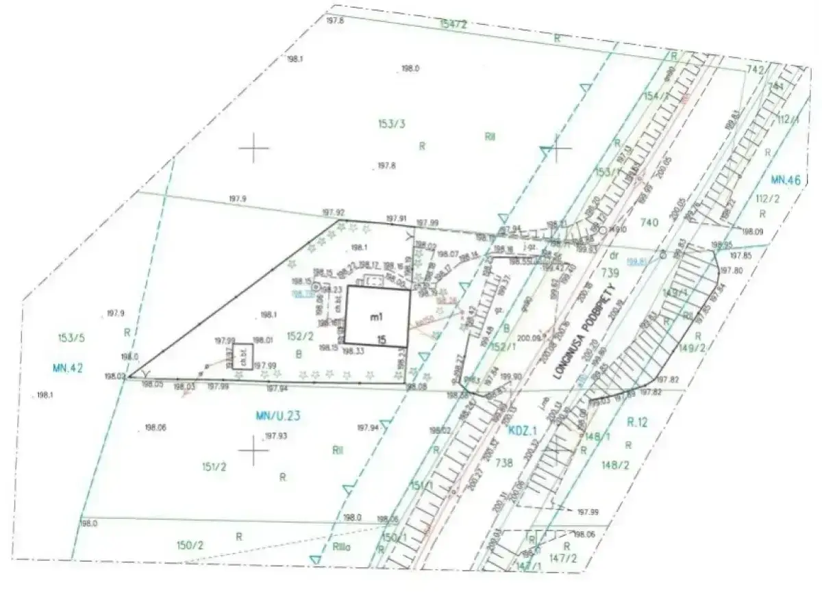 Mapa zasadnicza z zaznaczonymi działkami, budynkami (m1, B) i drogami (LONGINUSA PODBIPIETY, KDZ.1).