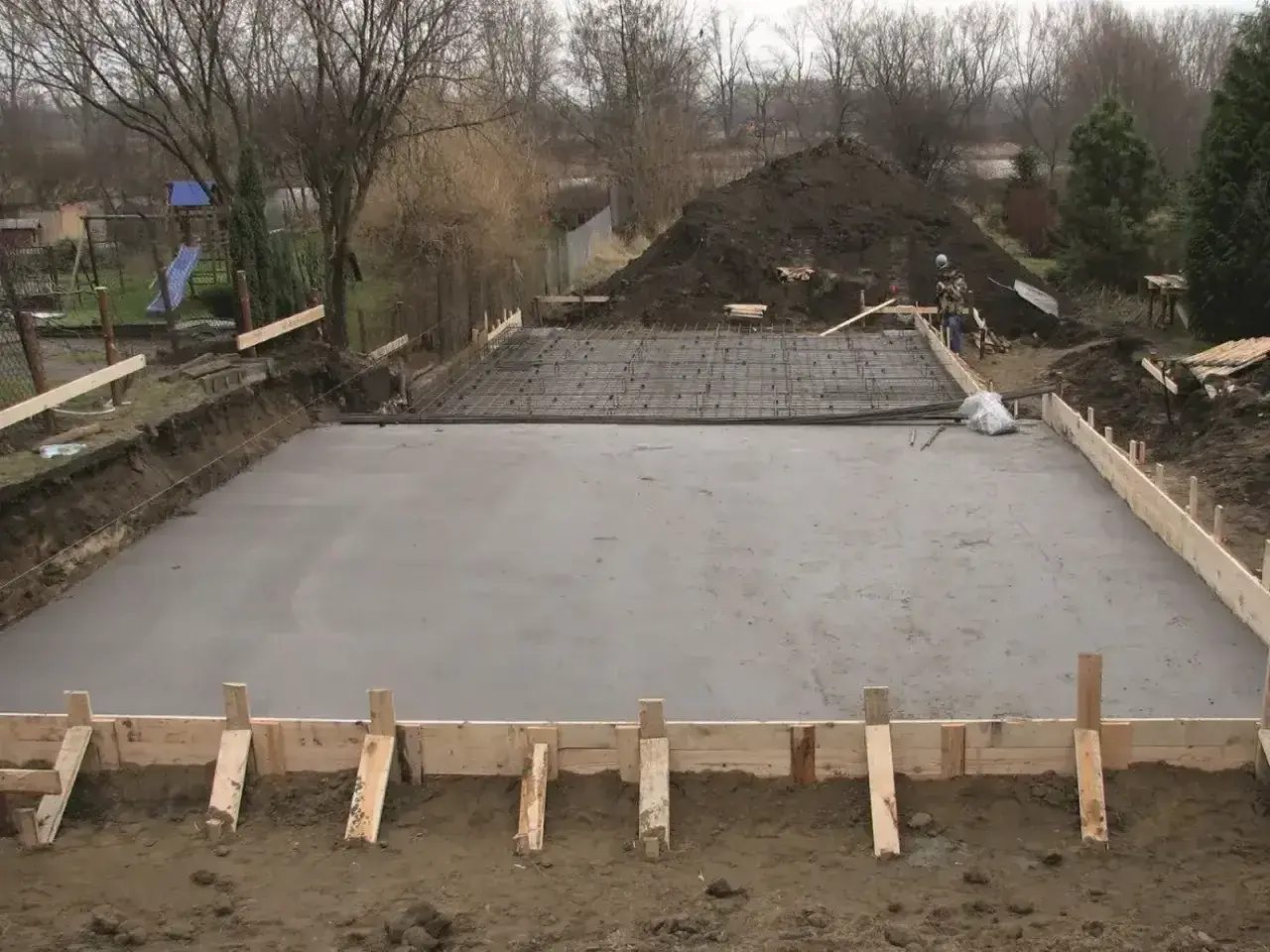Świeżo wylany beton na fundament, zbrojenie czeka na kolejny etap budowy. Jaki beton na fundament wybrać? Ten wygląda solidnie.