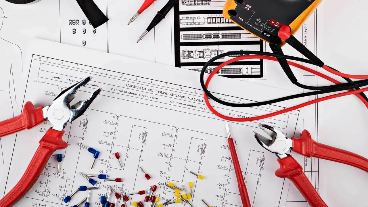 Narzędzia i schematy do elektryki w domu: kombinerki, multimetr i okablowanie na tle planów instalacji.