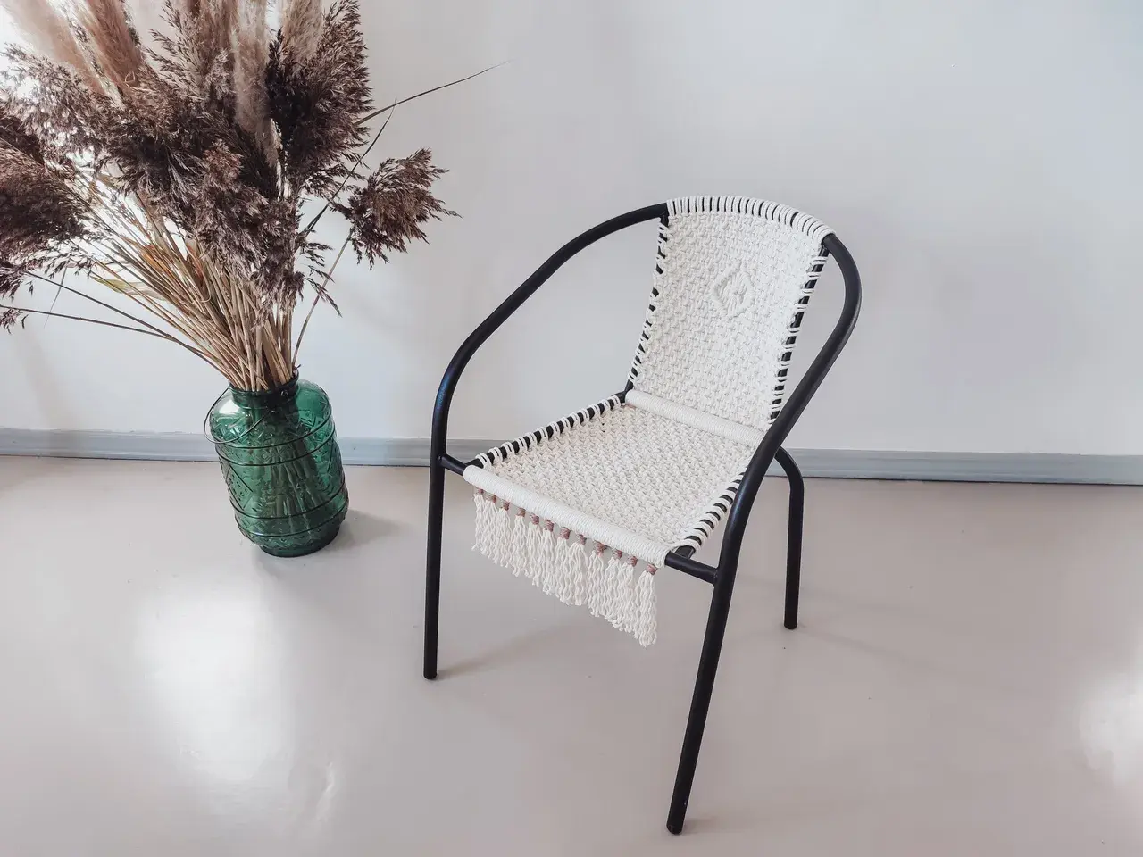 Oto krzesło z makramy, inspiracja, jak zrobić krzesło w stylu boho.