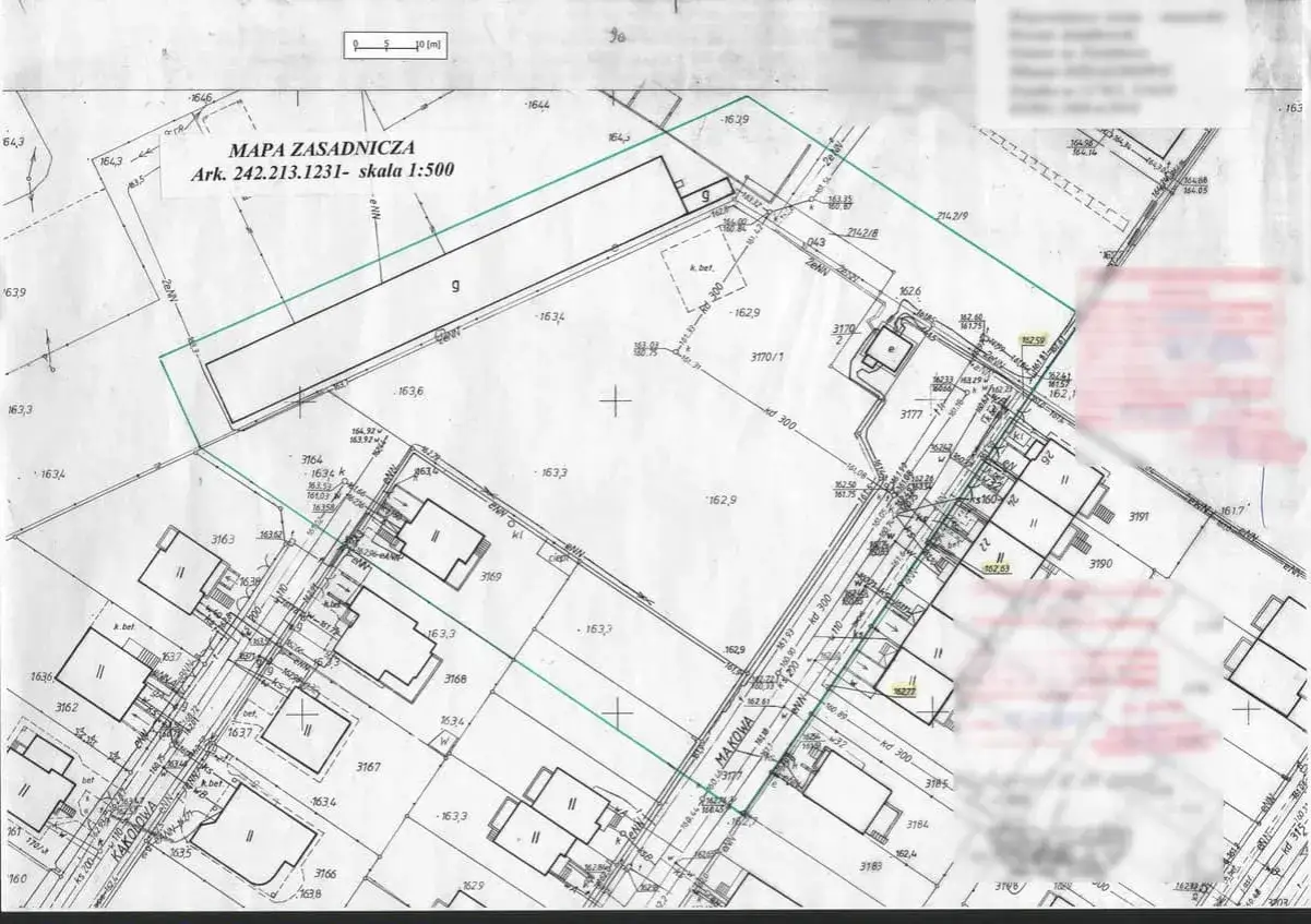 Mapa ewidencyjna z zaznaczonymi działkami, budynkami i infrastrukturą. Widoczne numery działek, wysokości terenu i linie zabudowy.
