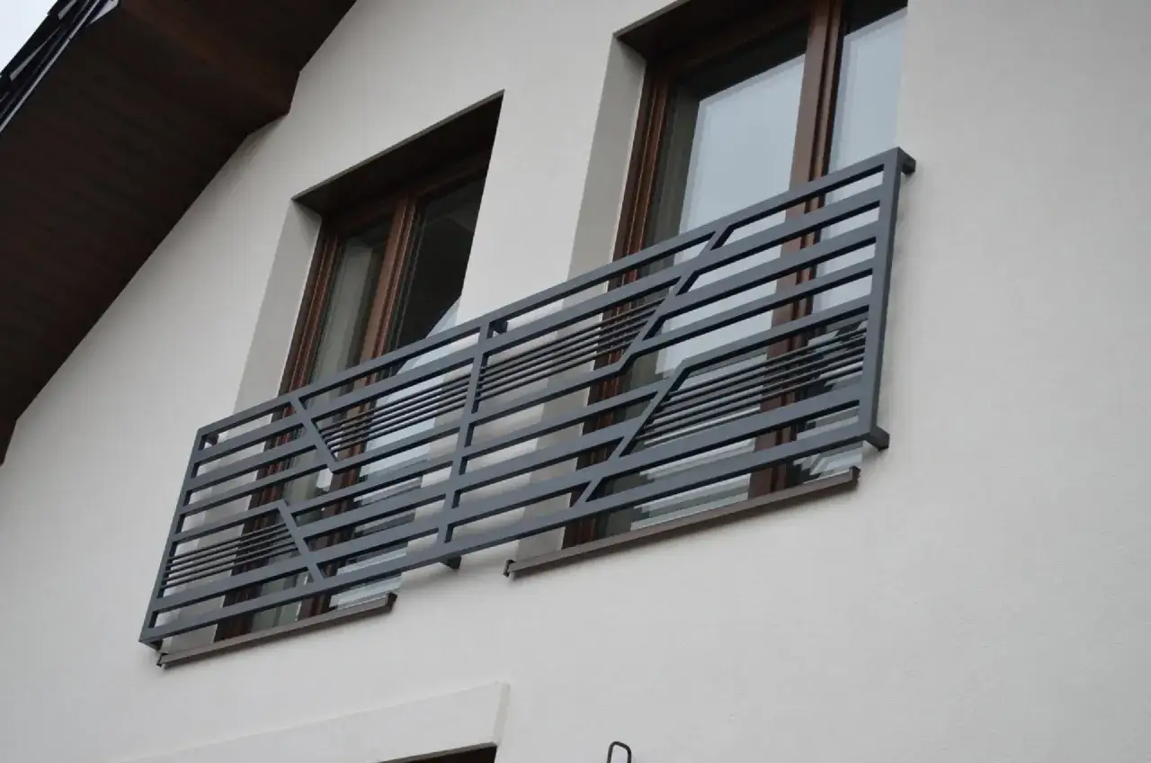 Nowoczesne balkony francuskie z metalową, ażurową balustradą, dodające elegancji fasadzie domu.