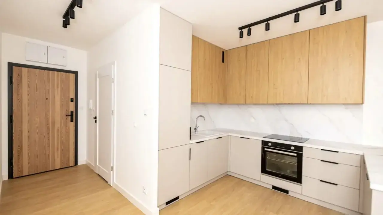 Nowoczesna kuchnia i przedpokój po remoncie. Zastanawiasz się, ile kosztuje kapitalny remont mieszkania 60m2?