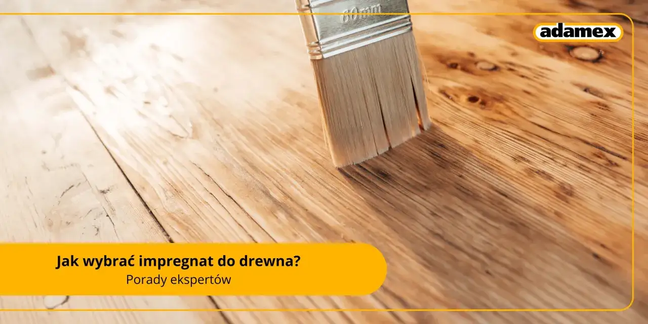 Pędzel nakłada impregnację drewna na drewnianą podłogę. Porady ekspertów dotyczące wyboru odpowiedniego preparatu.