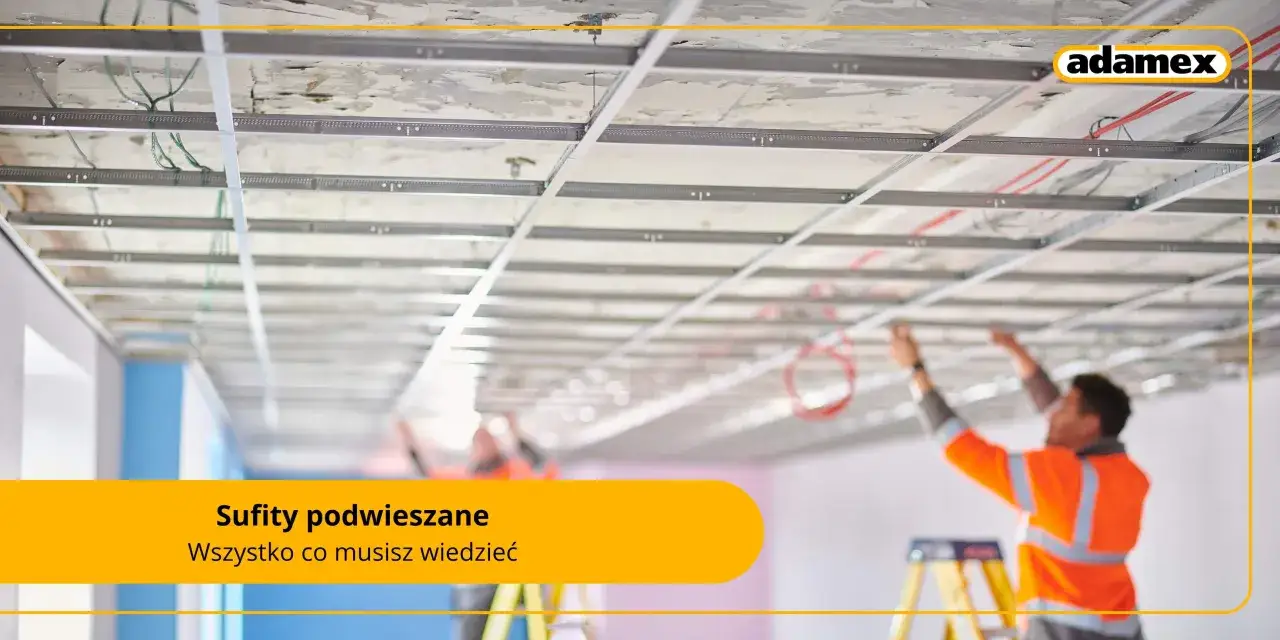 Sufit podwieszany krzyżowy w trakcie montażu. Pracownik na drabinie instaluje system profili.