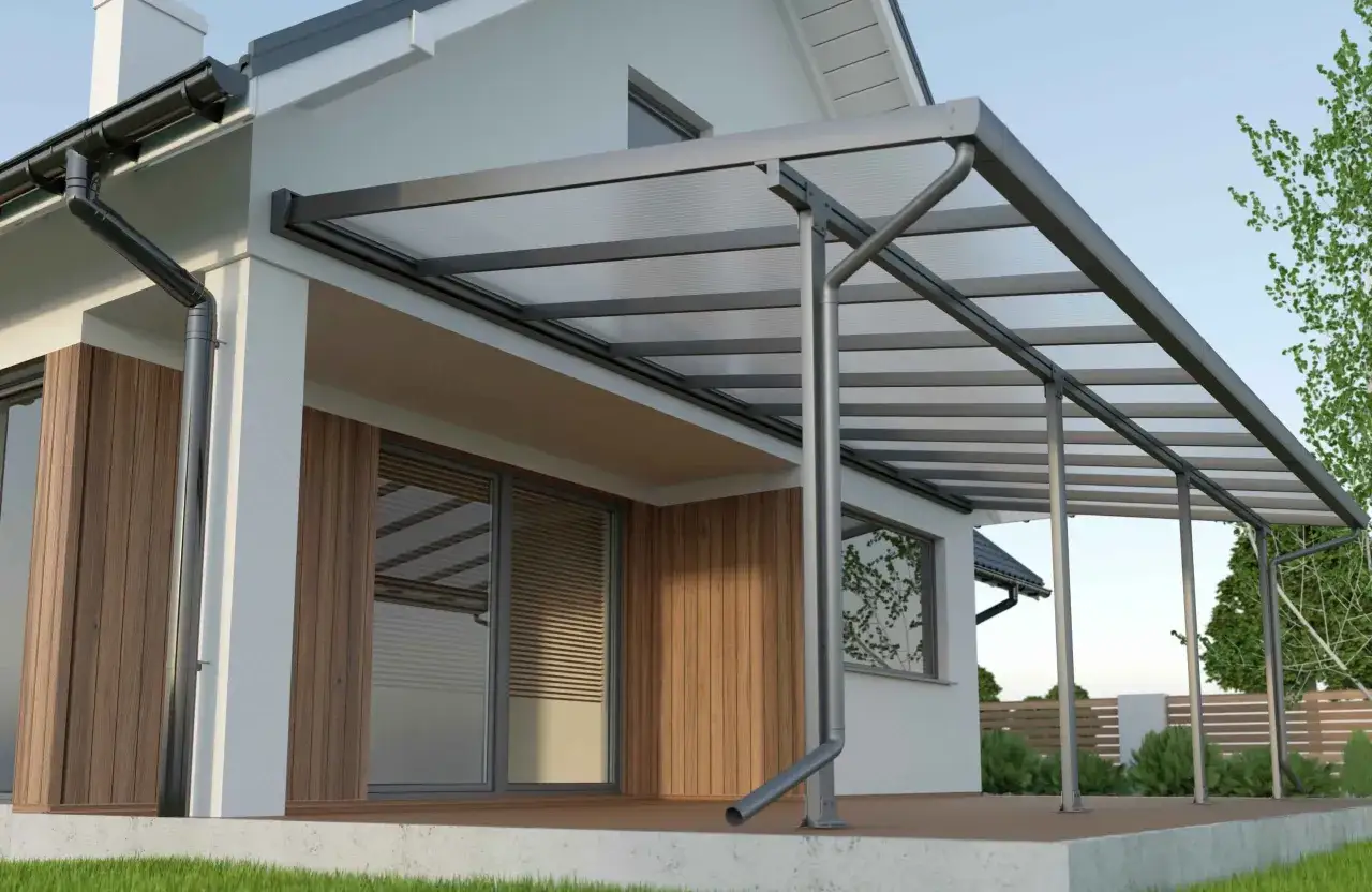 Nowoczesna pergola tarasowa z poliwęglanu i aluminium, idealna do stworzenia zacienionego miejsca na świeżym powietrzu.