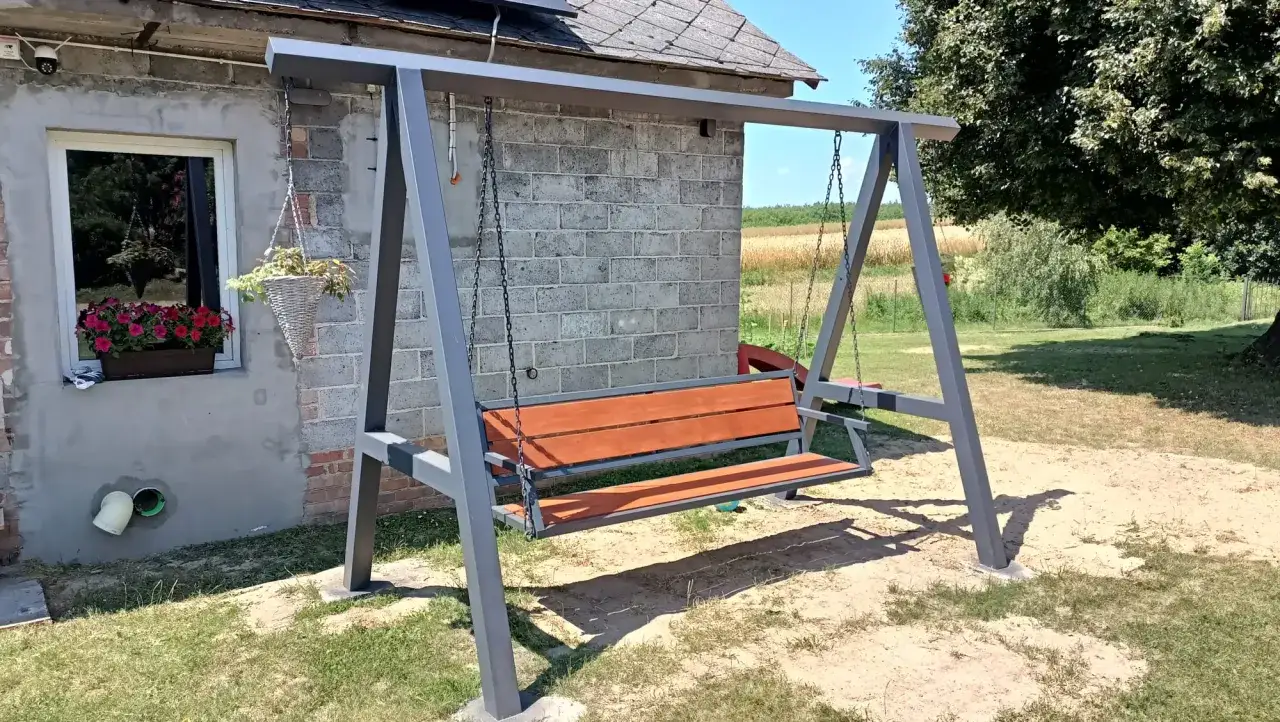 Gotowa huśtawka ogrodowa z kantówek, idealna na relaks. Prosty projekt, jak zrobić huśtawkę ogrodową z kantówek, by cieszyć się latem.