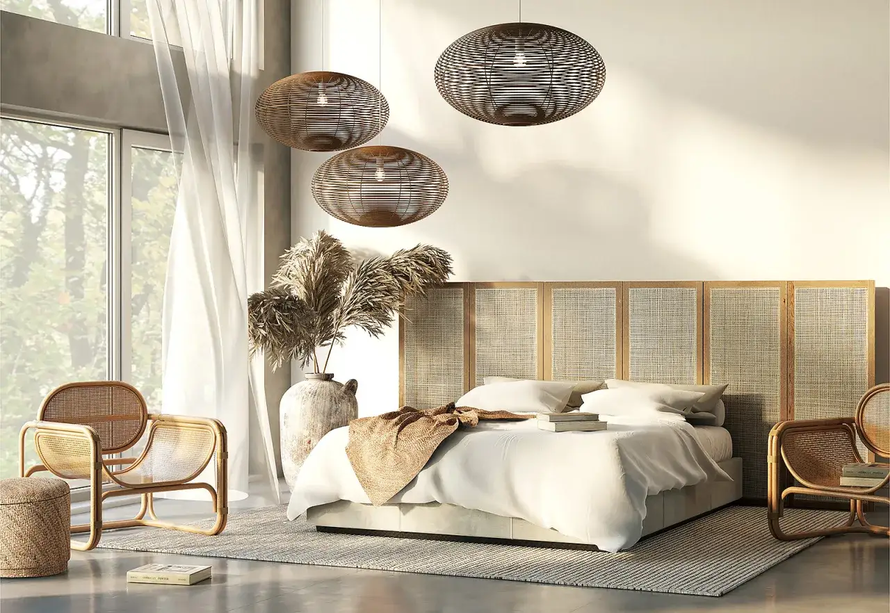 Sypialnia w stylu boho z plecionym zagłówkiem, rattanowymi fotelami i wiklinowymi lampami.
