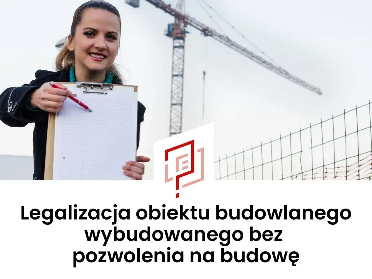 Kobieta z notatkami i długopisem na tle budowy. Temat: legalizacja samowoli budowlanej.
