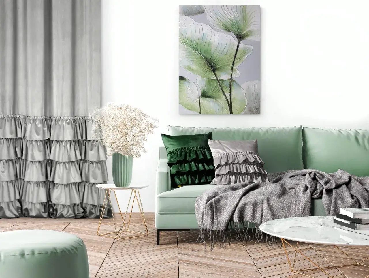 Zielona kanapa w salonie inspiracje: miękkie poduszki, narzuta i obraz z liśćmi tworzą przytulną atmosferę.
